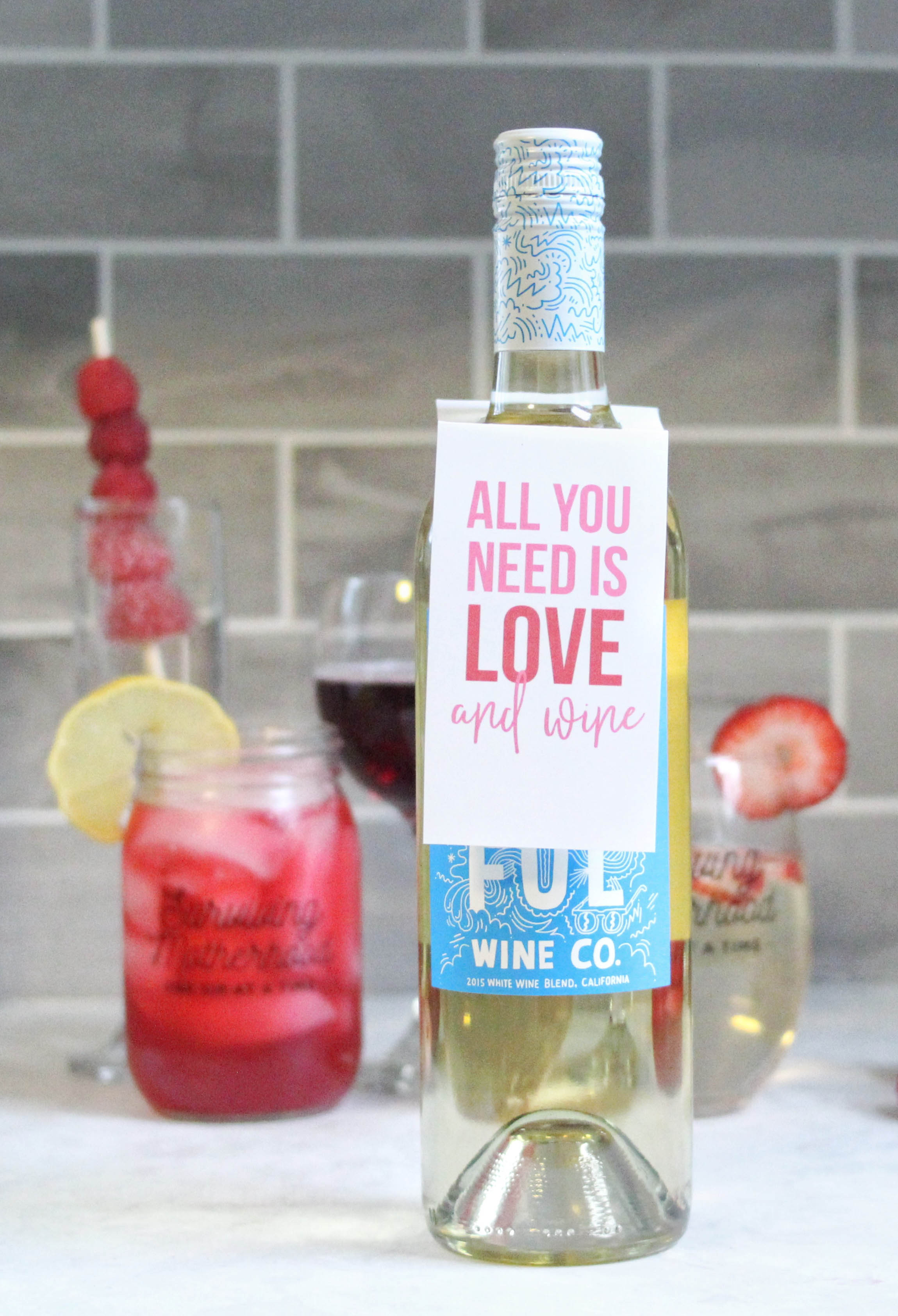 alentine's Day cocktail and mocktail recipes. Drinks + spritzers for Galentine's Day, with free printable wine tags for Valentine's Day! www.momlifemusthaves.com